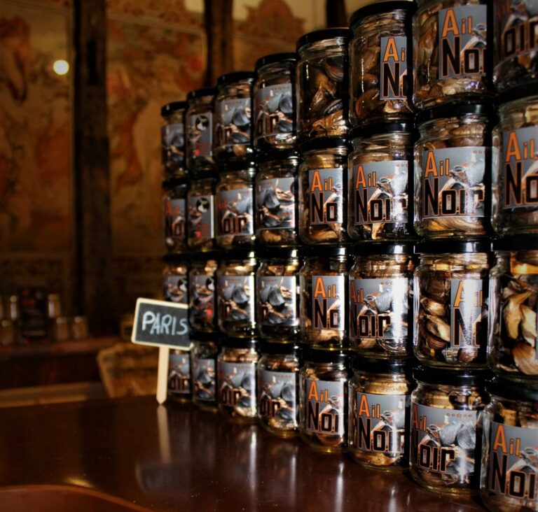 Verrines d'ail noir La Lautrecoise alignées sur un comptoir