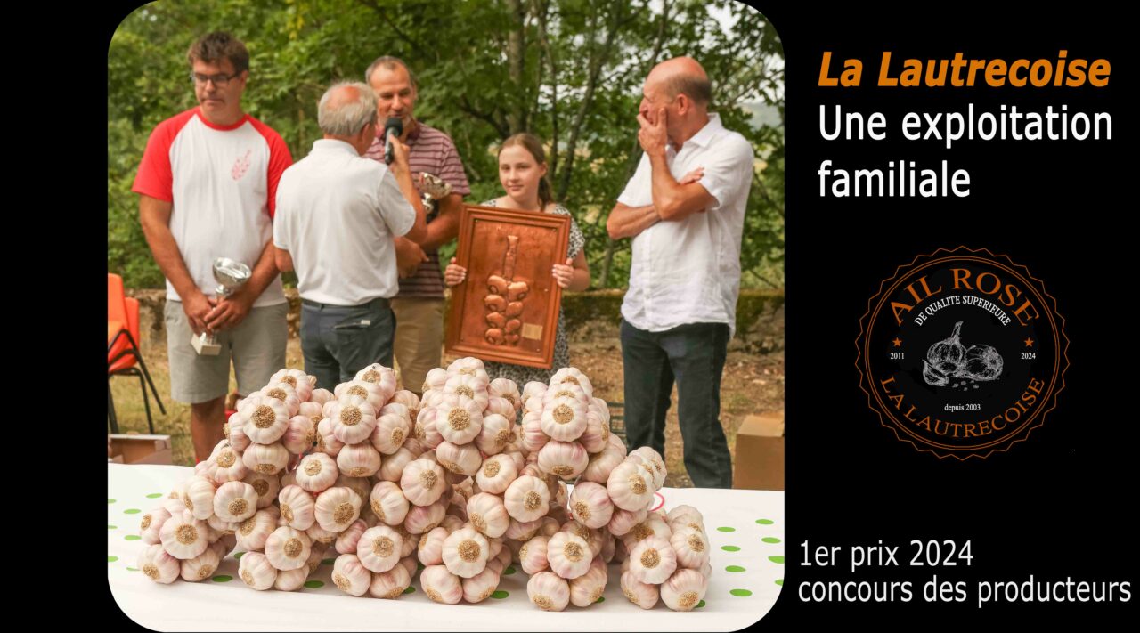 La famille de La Lautrecoise recevant le 1er prix 2024 du concours des producteurs, devant des têtes d'ail rose de Lautrec
